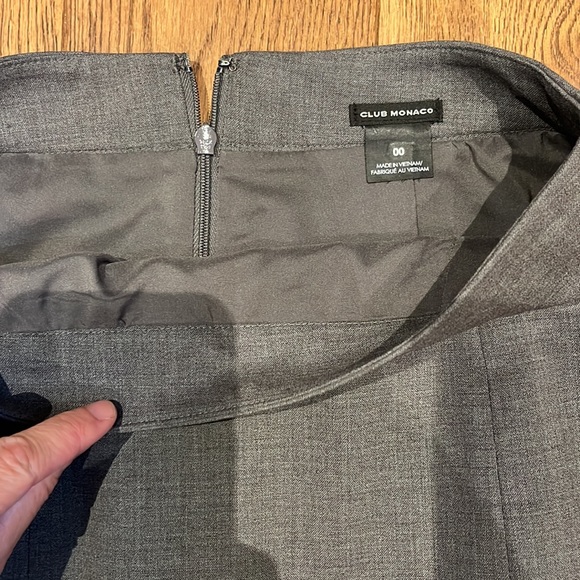 New. Again never worn Club Monaco business skirt 97% wool - Picture 2 of 2